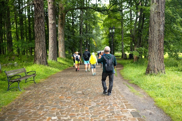 Pessoas com mochila nas montanhas turistas caminhando por um caminho de pedra em caminhantes de montanha em uma viagem em