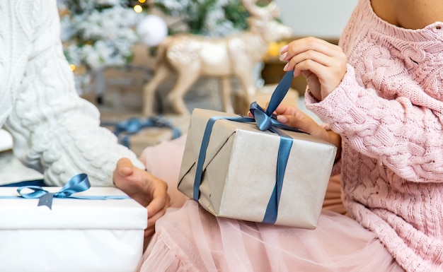 Pessoas com presentes de natal nas mãos. foco seletivo. feliz.