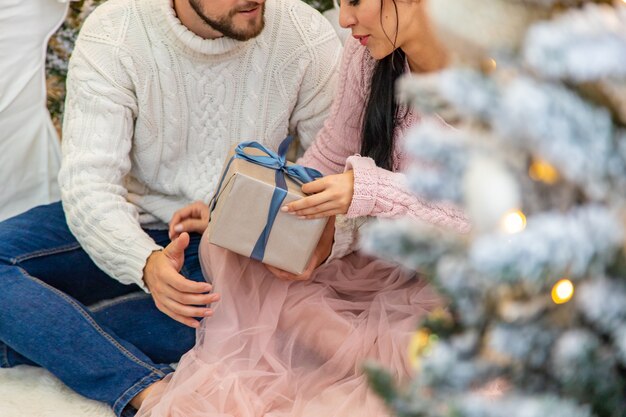 Pessoas com presentes de natal nas mãos. foco seletivo. feliz.