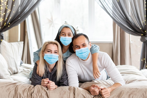 Pessoas com presentes usando máscaras faciais durante surto de coronavírus e gripe no Natal. Proteção contra vírus e doenças, quarentena doméstica. COVID-2019.