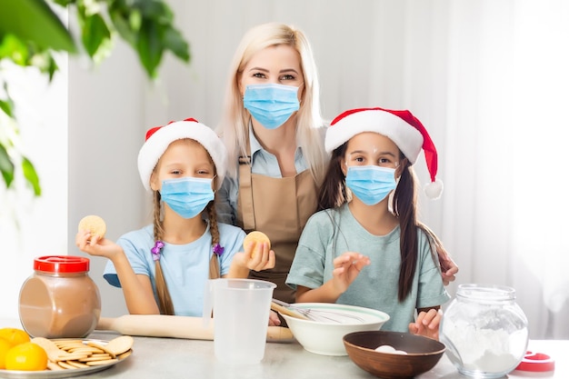 Pessoas com presentes usando máscaras faciais durante surto de coronavírus e gripe no Natal. Proteção contra vírus e doenças, quarentena doméstica. COVID-2019.