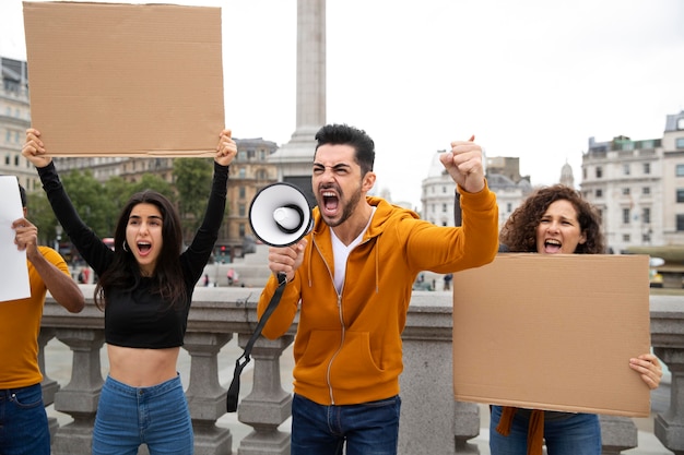 Pessoas com tiro médio gritando em protesto