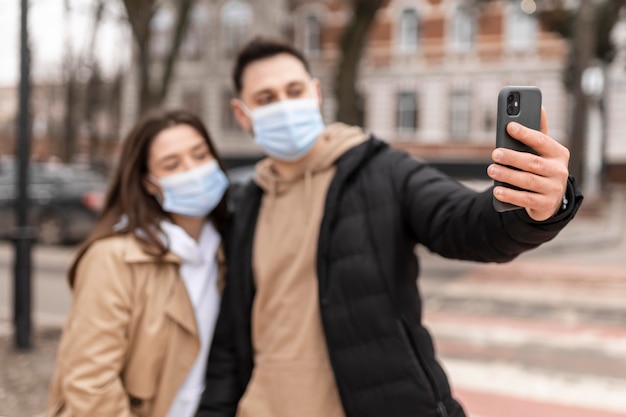 Foto pessoas com tiro médio usando máscaras