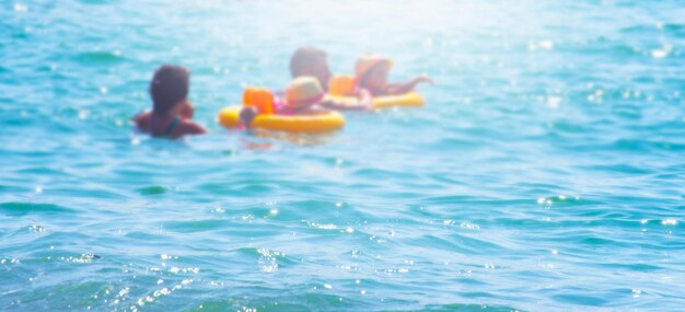 Pessoas com um círculo na foto desfocada do mar