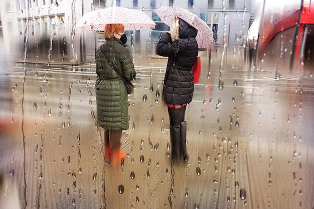 pessoas com um guarda-chuva em dias chuvosos, outono,