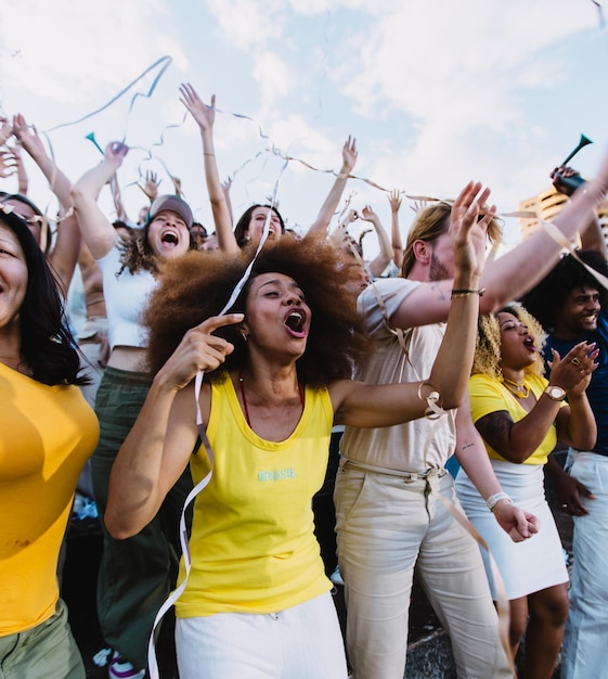 Pessoas comemorando no estádio durante a partida da seleção nacional