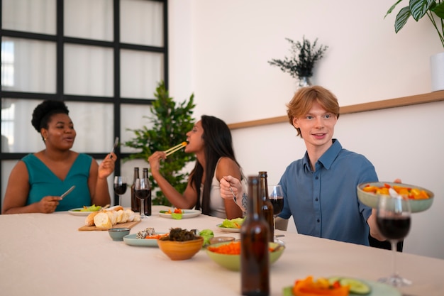 Pessoas comendo e bebendo em um jantar