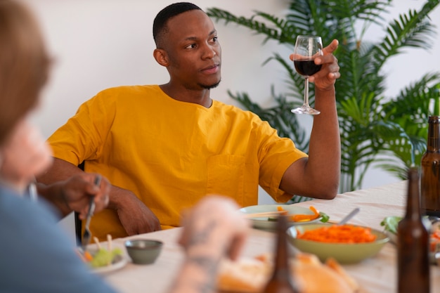 Pessoas comendo e bebendo em um jantar