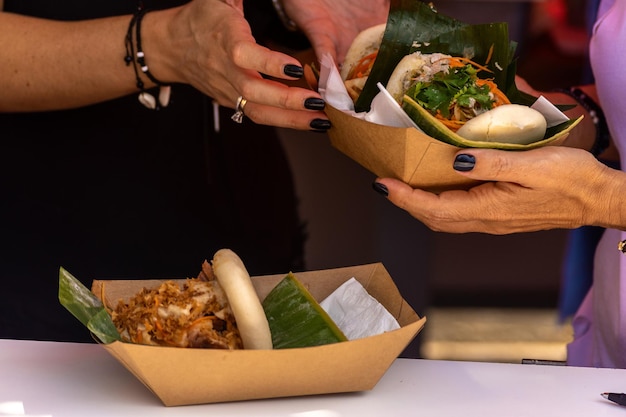 Foto pessoas comendo fastfood no festival