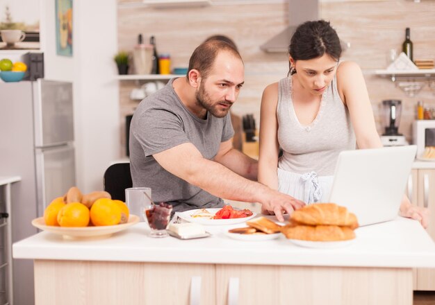 Pessoas comendo na mesa na cozinha