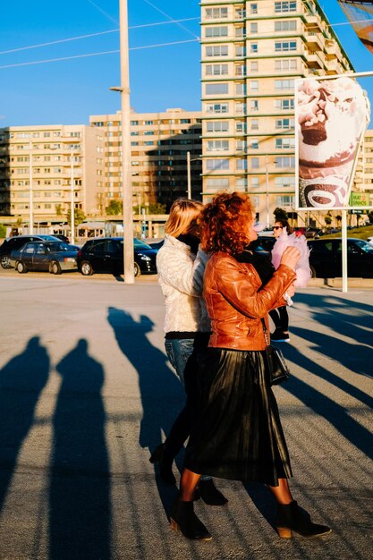 Foto pessoas comendo sorvete na rua em porto