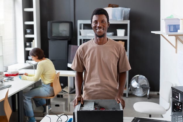 Foto pessoas consertando chips de computador