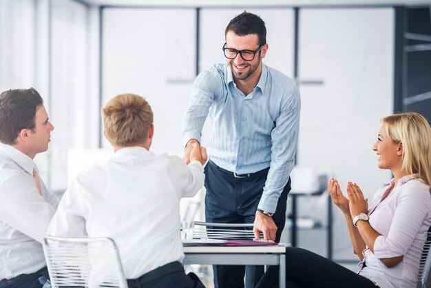 Pessoas corporativas apertando as mãos