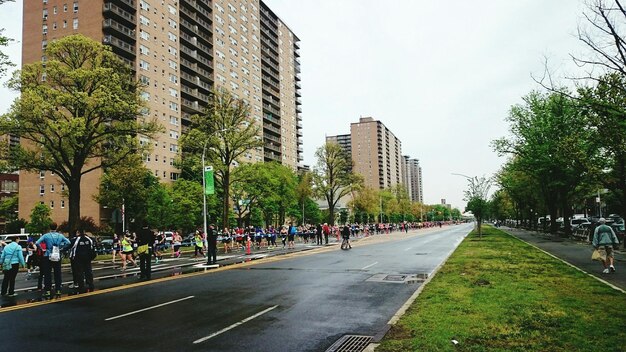 Foto pessoas correndo em maratona na rua da cidade