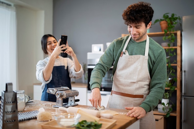 Foto pessoas cozinhando e desfrutando de comida