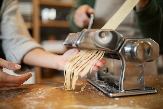 Foto pessoas cozinhando e desfrutando de comida