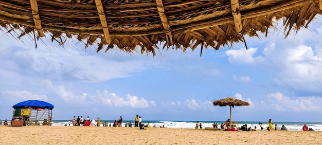 Pessoas curtindo a vida na praia de chennai índia