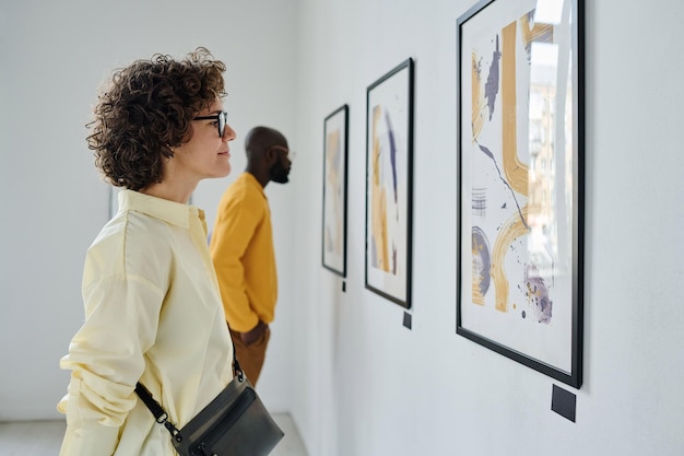 Pessoas curtindo arte na galeria