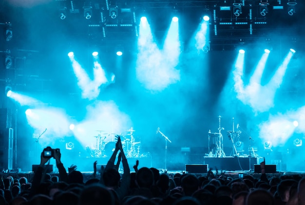 Pessoas da multidão levantam as mãos e aproveitam o evento de concerto do festival de música ao vivo