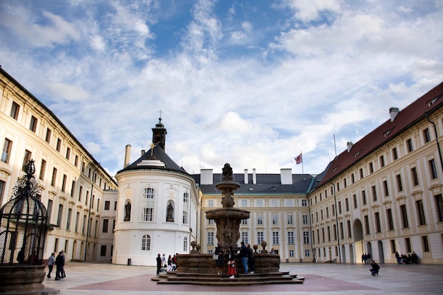 Pessoas da República Tcheca e viajantes estrangeiros caminhando visitam e tiram fotos vintage retrô clássico edifício antigo no castelo de Praga em 25 de setembro de 2019 Praga República Tcheca