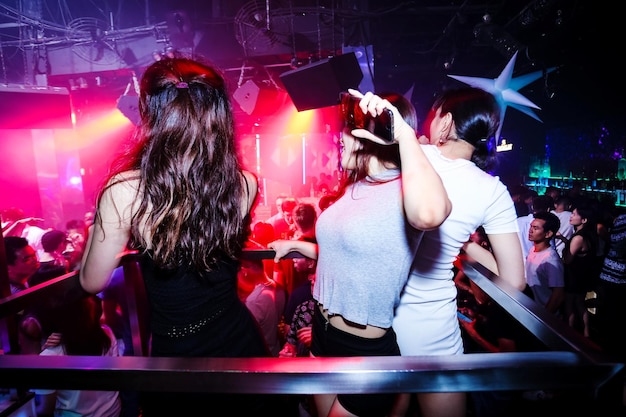Pessoas dançando em um concerto de música à noite