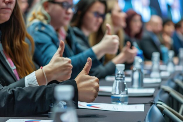 Foto pessoas dando o polegar para cima na conferência para soluções de alta qualidade