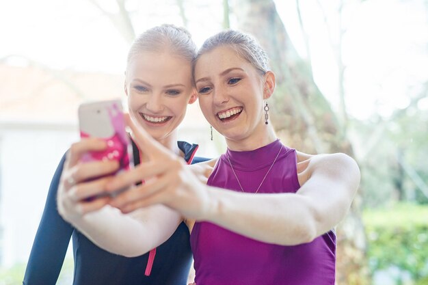 Pessoas de balé e selfie sorridente ao ar livre depois de treinamento e competição ou teatro Dançarinos felizes e amigos tiram fotos ou se unem com o smartphone para uma memória emocionada mídia social ou postagem na internet