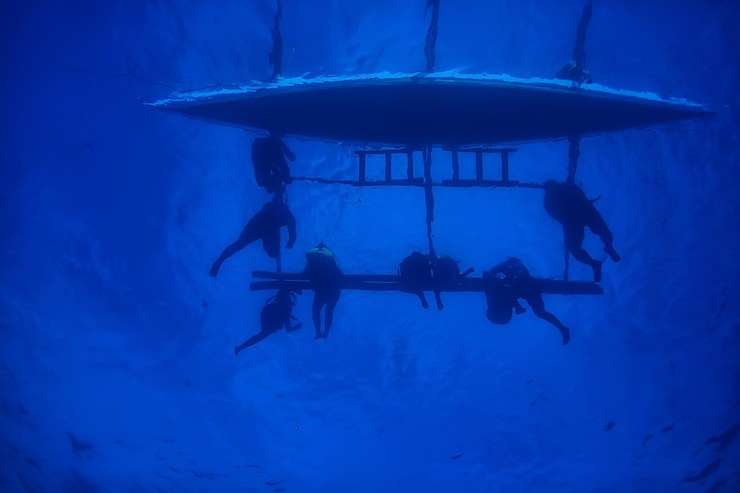 Foto pessoas de barco mergulham debaixo d'água / visão abstrata, paisagem subaquática, pessoas de barco e mergulho com snorkel