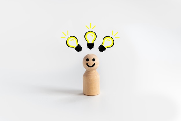 Foto pessoas de boneca de madeira em pé com ideia de ícone de lâmpada inteligente pensam poder criativo e conceito de ideia