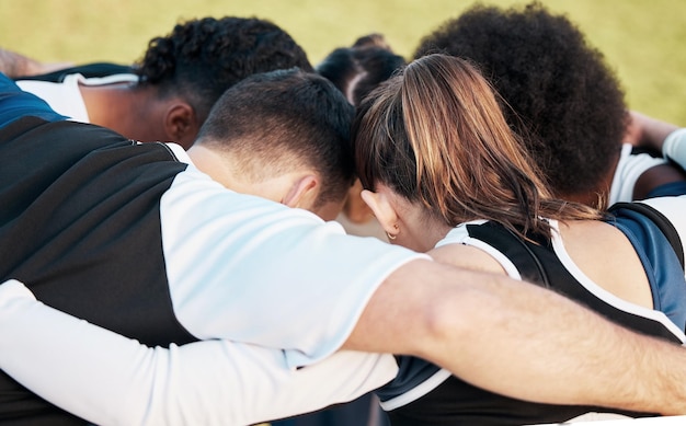 Pessoas de campo da equipe de líderes de torcida e reunião para competição esportiva apoiam estratégia de dança ou rotina ao ar livre Grupo de líderes de torcida solidariedade e desempenho de dançarina prática de trabalho em equipe ou unidade de competição