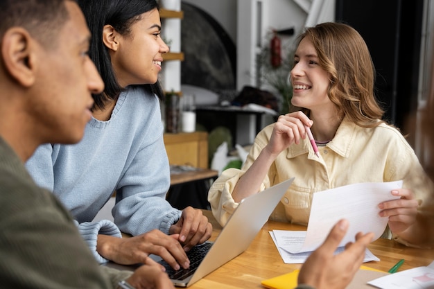 Foto pessoas de coworking trabalhando juntas