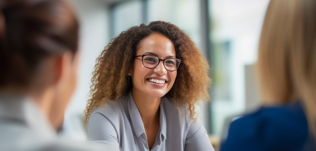 Pessoas de diferentes culturas envolvidas numa entrevista de emprego inclusiva e justa