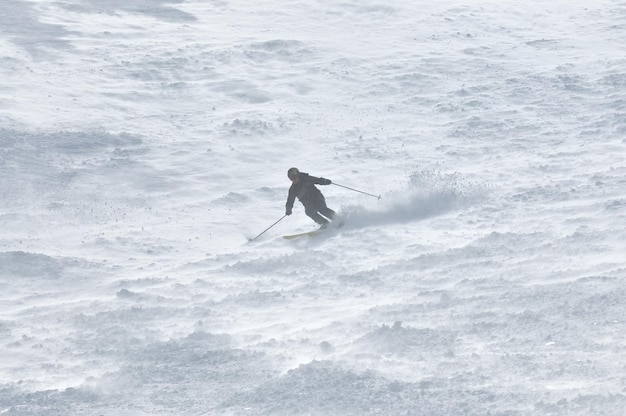 pessoas de esportes de inverno na neve