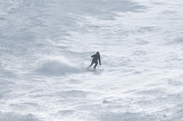 pessoas de esportes de inverno na neve