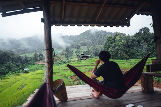 Pessoas de férias no campo de arroz em cabanas e terraços de arroz