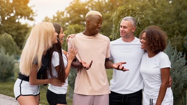 Foto pessoas de grupos multiétnicos amigos adolescentes afro-americanos asiáticos estudantes caucasianos passando tempo