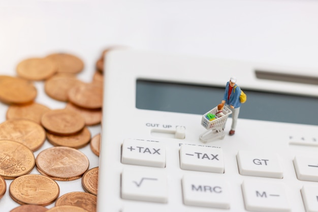 Foto pessoas de miniatrue, compradores comprar mercadorias à venda com bandeja de desconto na calculadora e moedas