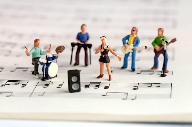 Pessoas de miniatura de banda de rock