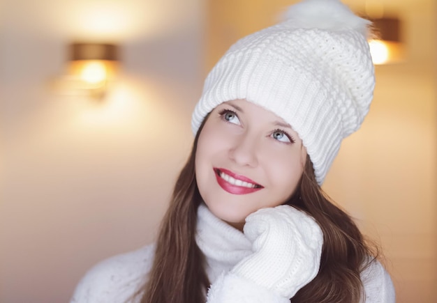 Pessoas de Natal e conceito de férias de inverno mulher sorridente feliz usando chapéu de malha branco como close up.