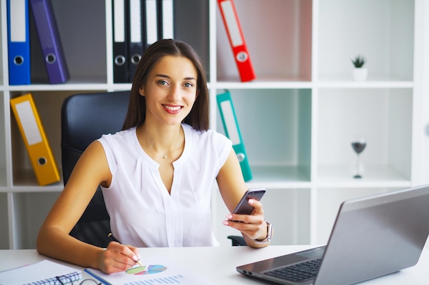 Pessoas de negócio. Retrato de mulher no escritório