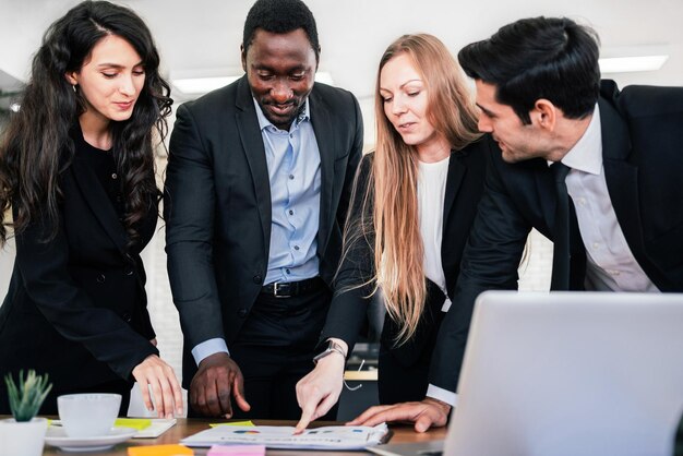 Foto pessoas de negócios a discutir na mesa.