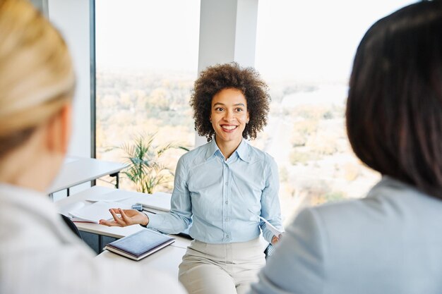 Foto pessoas de negócios a discutir no escritório.