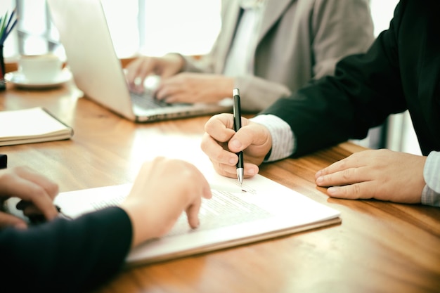 Pessoas de negócios a trabalhar à secretária no escritório