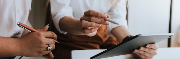 Pessoas de negócios a trabalhar com um tablet digital numa reunião