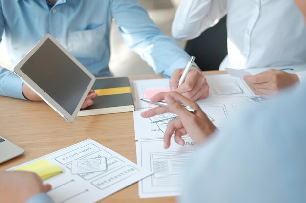Pessoas de negócios a trabalhar na mesa.