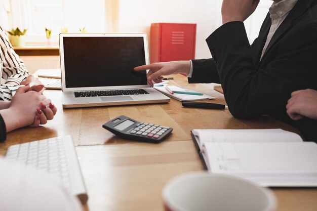 Foto pessoas de negócios a trabalhar no escritório