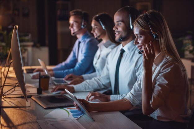 Pessoas de negócios a trabalhar