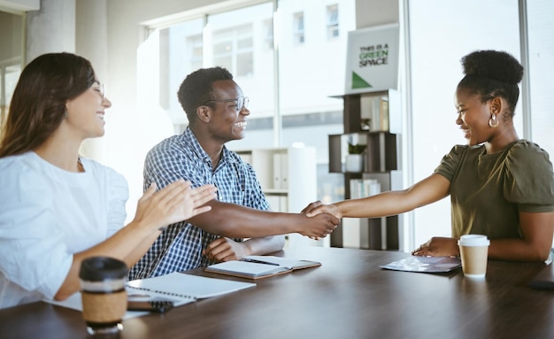 Pessoas de negócios apertando as mãos e se encontrando com aplausos para recrutar contratação ou oportunidade de carreira no escritório Grupo jovem ou funcionários apertando a mão para acordo b2b ou acordo de contrato no local de trabalho