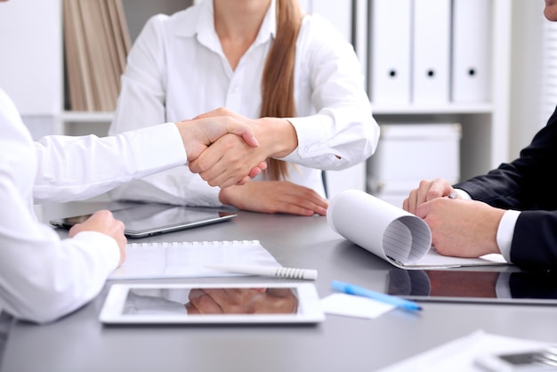 Pessoas de negócios apertando as mãos na reunião. Clouse up de aperto de mão.