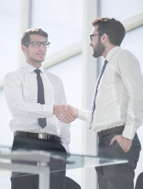 pessoas de negócios, apertando as mãos uns aos outros